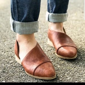 COGNAC SIDE CUT OUT FLATS SIZE 6.5